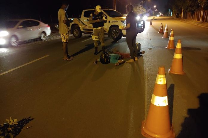 Motorista colide contra motocicleta e foge sem prestar socorro na AL-101