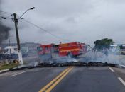 Sem água há mais de 15 dias, moradores ateiam fogo e bloqueiam BR-316, em Pilar; veja o vídeo

