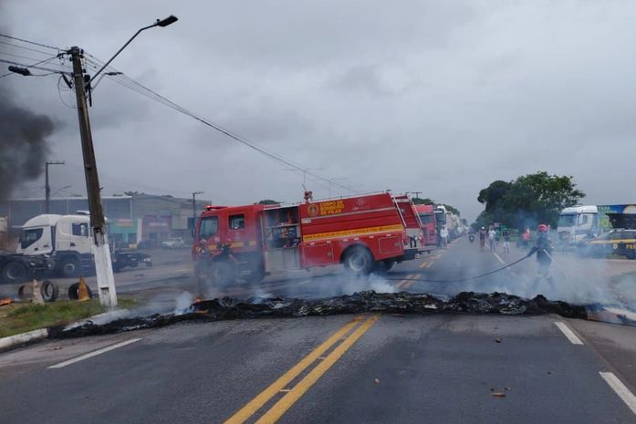 Sem água há mais de 15 dias, moradores ateiam fogo e bloqueiam BR-316, em Pilar; veja o vídeo

