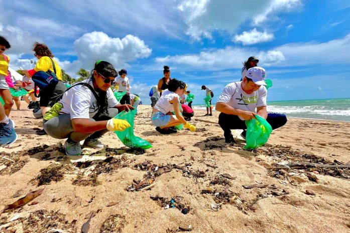 Mutirão recolhe resíduos descartados de forma irregular na praia da Jatiúca