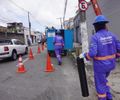 Após incêndio em poste, fios obsoletos são retirados em rua do Centro de Maceió