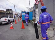Após incêndio em poste, fios obsoletos são retirados em rua do Centro de Maceió