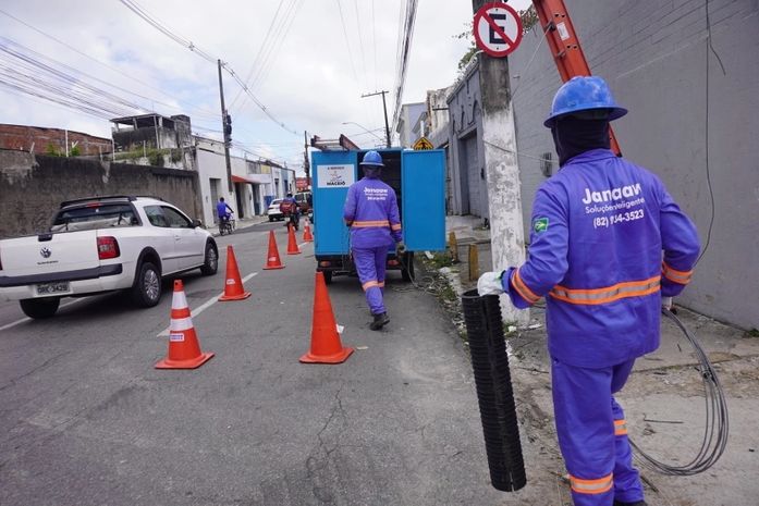 Após incêndio em poste, fios obsoletos são retirados em rua do Centro de Maceió