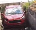 Carro cai em córrego após motorista sofrer tentativa de assalto em Maceió