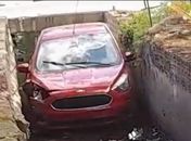 Carro cai em córrego após motorista sofrer tentativa de assalto em Maceió