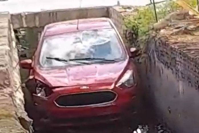 Carro cai em córrego após motorista sofrer tentativa de assalto em Maceió