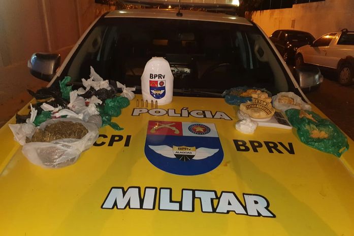 Cocaína, crack e maconha estavam na sacola abandonada pelo suspeito que fugiu.