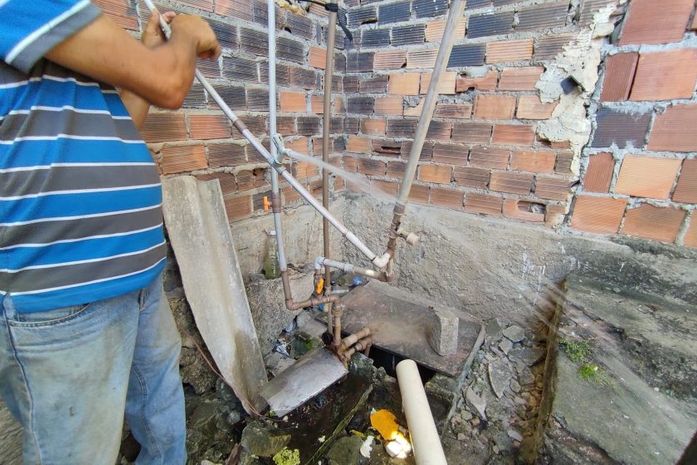 Canos hidráulicos são instalados e resolvem falta d'água no Mercado Popular