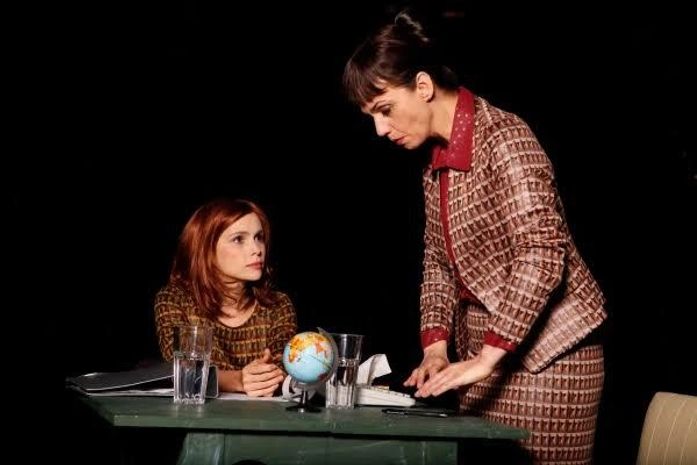 Débora Falabella e Yara de Novaes se apresentam em Maceió com o premiado espetáculo “Contrações”