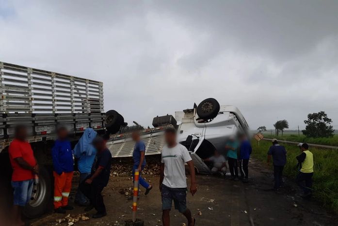Caminhão carregado de inhame tomba e motorista fica ferido na BR-101; via segue interditada