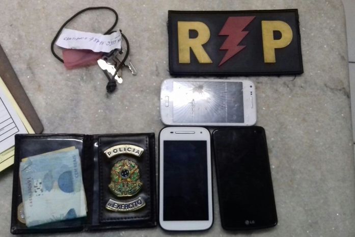 Polícia recuperou celulares das vítimas (Foto: Guilherme Carvalho Filho)