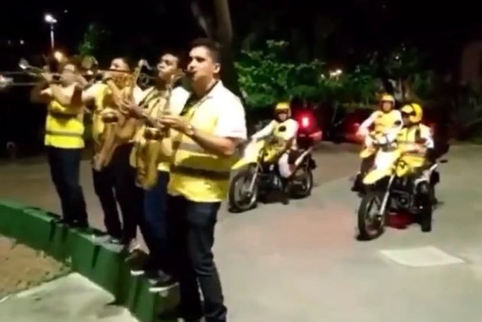 Músicos do Ronda no Bairro tocam para moradores durante isolamento social; veja vídeos