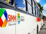Prefeito entrega novos ônibus para o transporte coletivo