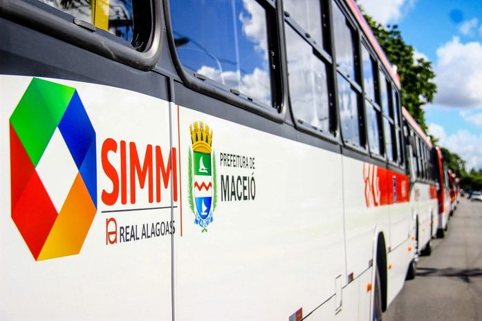 Prefeito entrega novos ônibus para o transporte coletivo