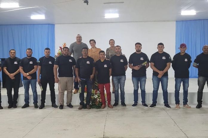 Tainá Veiga entrega fardamentos e detectores de metais aos seguranças escolares
