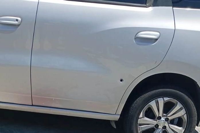 Carro atingido por disparo