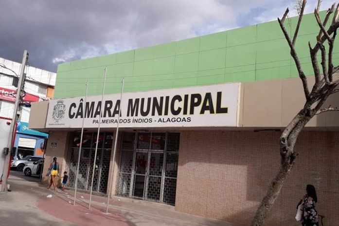 Eleição para presidente do legislativo de Palmeira tem "retiro" dos vereadores em praia