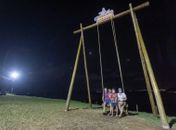 Balanço gigante ganha iluminação em LED e pode ser visitado à noite