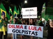 Manifestantes se concentram na orla de Maceió para protestar contra o governo