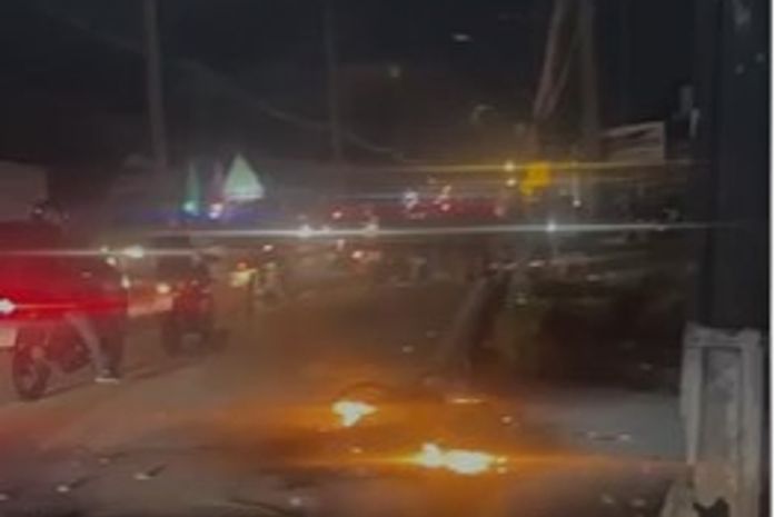 Motociclista colide contra poste e moto pegou fogo na Avenida Menino Marcelo, parte alta de Maceió