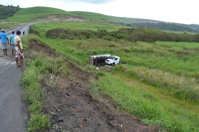Veículo caiu em ribanceira