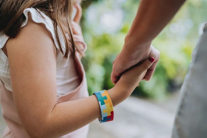 Comissão aprova projeto para capacitar mães de autistas como mediadoras escolares