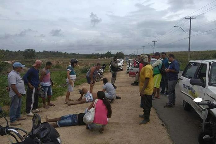 Cavalo solto em estrada provoca acidente entre carro e moto