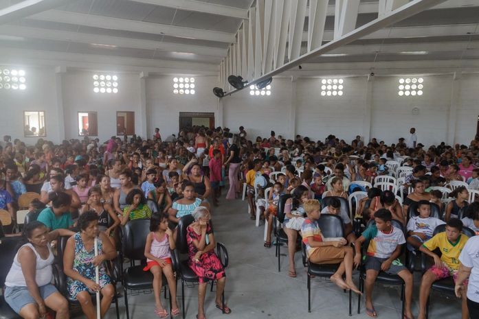 Mais de 2 mil crianças e adolescentes da favela Sururu de Capote recebem doação de material escolar