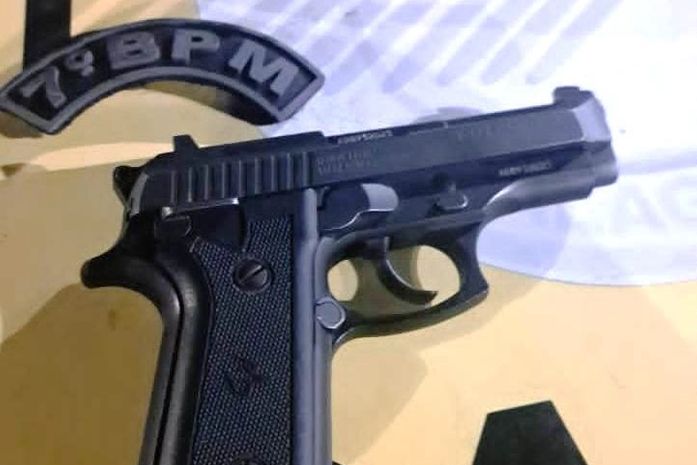 Homem é preso com pistola municiada após denúncia de briga de casal em bar no Sertão de AL