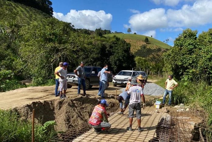Prefeitura de Santana do Mundaú reconstrói e amplia largura de ponte na estrada principal da Ilha Grande