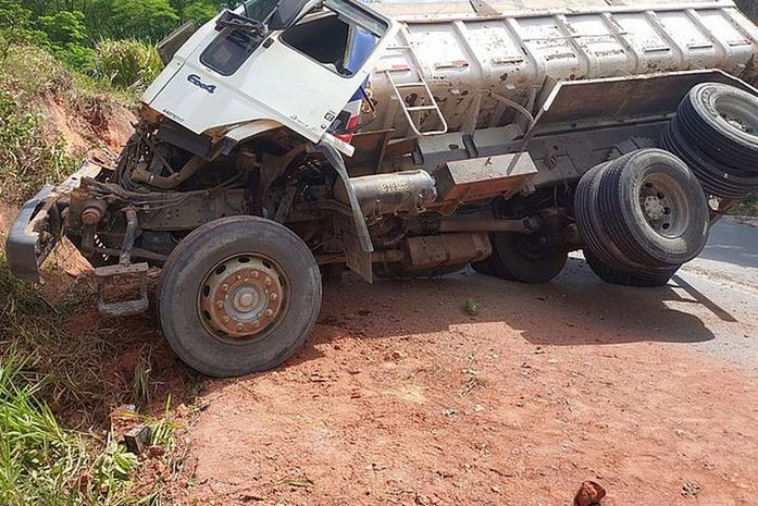 Motorista fica ferido após caminhão tombar na AL-105, em Maceió