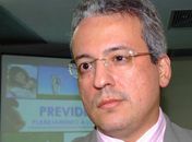 Adriano: isso não é jornalismo, mas militância... - ao invés de perguntarem: por quê?