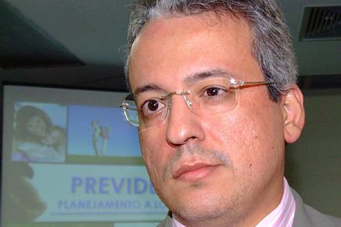 Adriano: isso não é jornalismo, mas militância... - ao invés de perguntarem: por quê?