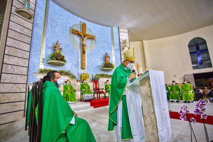 Bispo Valdemir Ferreira celebra primeira Missa em Arapiraca