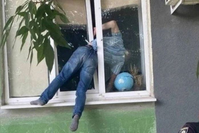 Homem bêbado quase morre ao ficar preso em janela de apartamento da ex, tentando voltar para ela