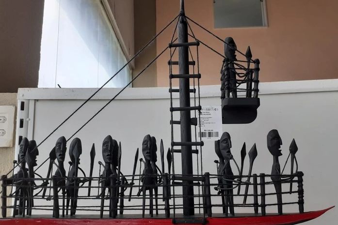 Em Recife tem um navio negreiro para venda.