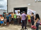 Servidores de Novo Lino invadem prefeitura para protestar por salários atrasados
