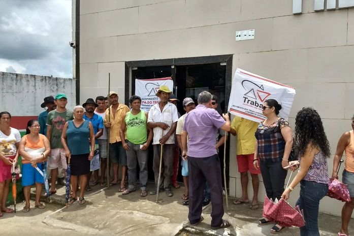 Servidores de Novo Lino invadem prefeitura para protestar por salários atrasados