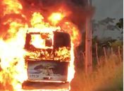 Vídeos: ônibus de turismo incendeia em rodovia do litoral Norte, na AL-105