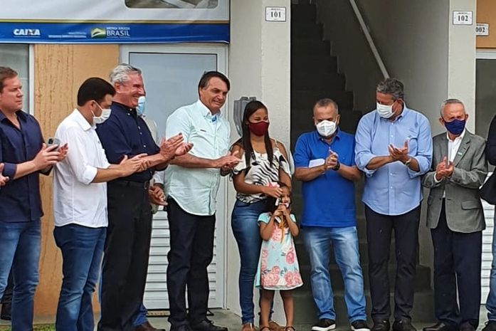 Aos gritos de "mito", Jair Bolsonaro chega a Maceió acompanhado de comitiva federal