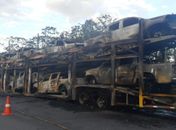 Incêndio destrói caminhão cegonha e carga de caminhonetes S-10 na BR-101, em Alagoas