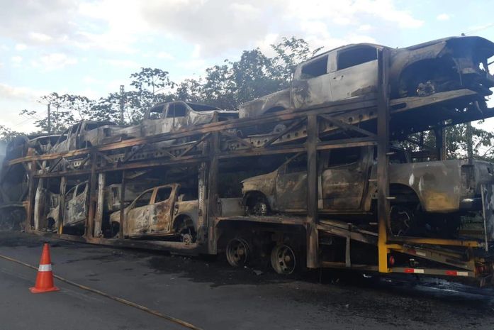 Incêndio destrói caminhão cegonha e carga de caminhonetes S-10 na BR-101, em Alagoas