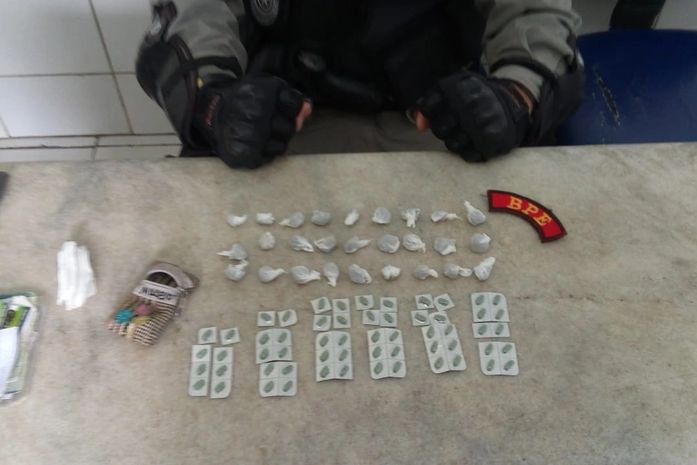 Homem é preso em flagrante com maconha e comprimidos de uso controlado em Maceió