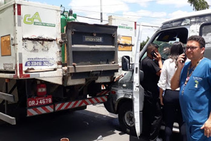 Motorista de van passa mal e colide na traseira de caminhão no Sertão.
