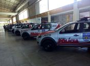 Policial tenta impedir assalto e arma é levada por bandidos