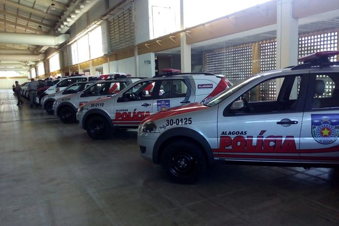 Policial tenta impedir assalto e arma é levada por bandidos