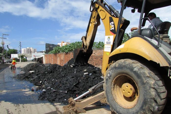 Limpeza em canal na Grota do Cigano