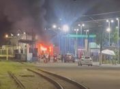 Incêndio atinge trailer em praça no bairro de Fernão Velho, em Maceió