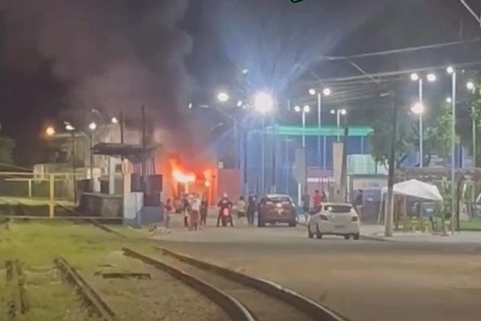 Incêndio atinge trailer em praça no bairro de Fernão Velho, em Maceió