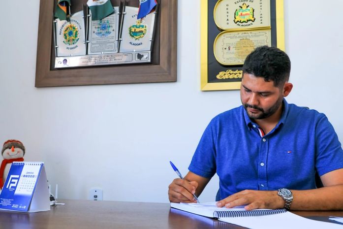 Prefeito de Roteiro cumpre PL que garantiu 14º salário aos servidores da educação